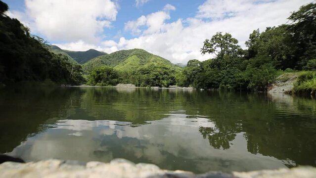 Vista de la presa de haina en republcia dominicana, hermoso ambiente calmado y relajado. HD