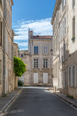 Rue de La Rochelle et belles façades en pierre - obrazy, fototapety, plakaty