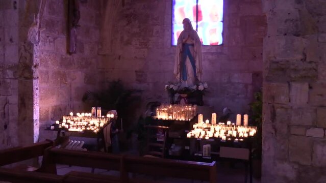 int&eacute;rieur de l'&eacute;glise de la ville d'Aigues-Mortes, Occitanie, France