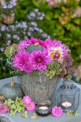 Naklejka na ściany i meble Blumengesteck mit pink Dahlien und Kürbis in vintage Pflanzenvase 