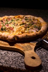 Pizza de mada madre con tomate y jamon, horno pizzero