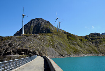 Windkraftanlagen am Griessee in Gebiet Nufenenpass, Kanton Wallis, Schweiz