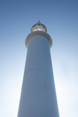 早朝の白い灯台