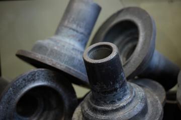 鋳造されたクルマのエンジンの部品