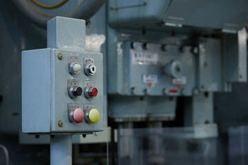 金属加工用の機械のコントロール盤のボタン - obrazy, fototapety, plakaty