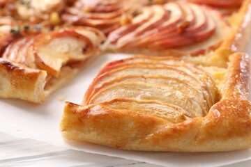 Obraz na płótnie Canvas Freshly baked apple pie on white table, closeup