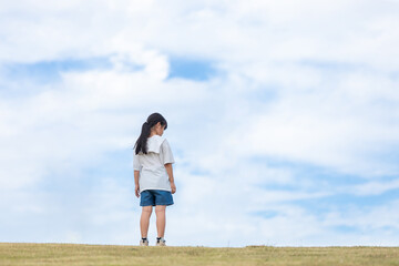 丘の上にポツンと立つ女の子　girl
 - obrazy, fototapety, plakaty
