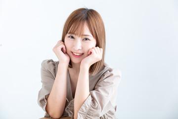 Fototapeta premium 頬杖をついて微笑む女性 Smile