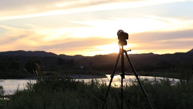 夕焼け空を撮影しているカメラ