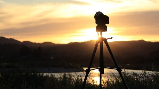 夕焼け空を撮影しているカメラ