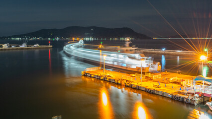 夜のフェリー乗り場