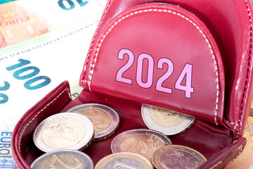 Euro Geldscheine und Münzen und Geldbörse 2024