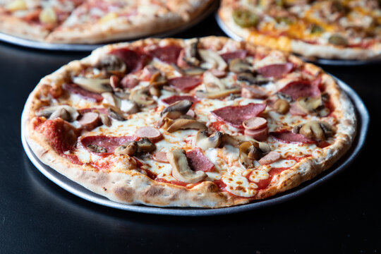 Pizza con alimento y queso