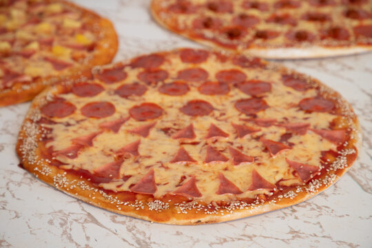 Pizza con alimento y queso