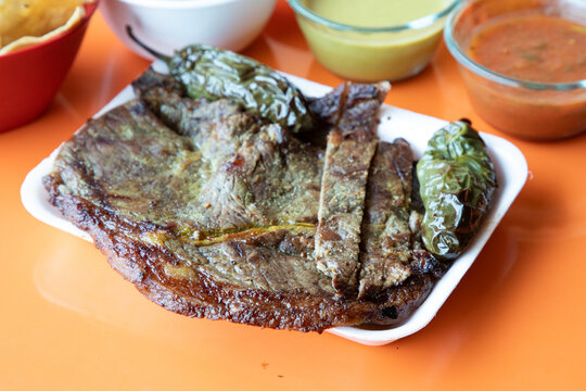 Alimento con peces y carne