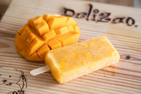 Alimento con queso y granja productora de leche