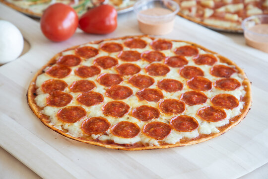 Pizza con alimento y queso