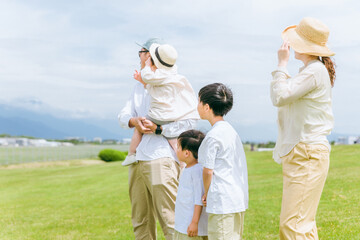 公園に遊びに来た家族・ファミリー・親子（春・夏・GW）
