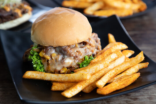 Burguer con hamburguesa y alimento