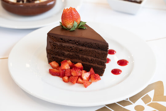 Pastel con postre y achocolatado