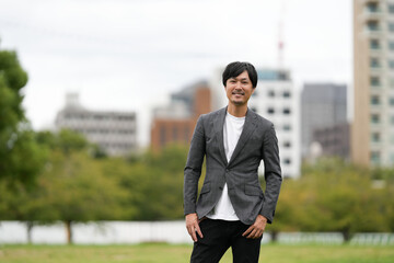 野外でジャケット姿のビジネスマン