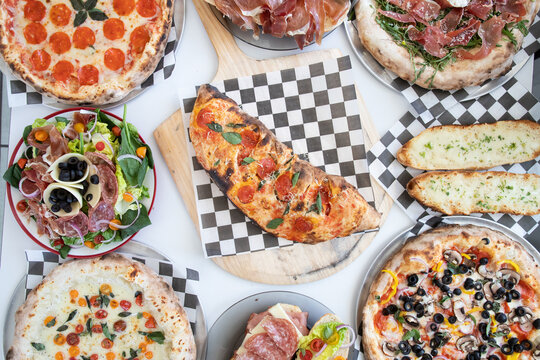 Alimento con pizza y comida
