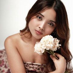 Obraz na płótnie Canvas Beautiful Asian Female Model Posing In The Studio