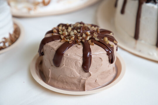 Achocolatado con postre y pastel, delicioso sobre fondo blanco