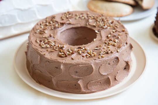 Pastel con achocolatado y postre, delicioso sobre fondo blanco