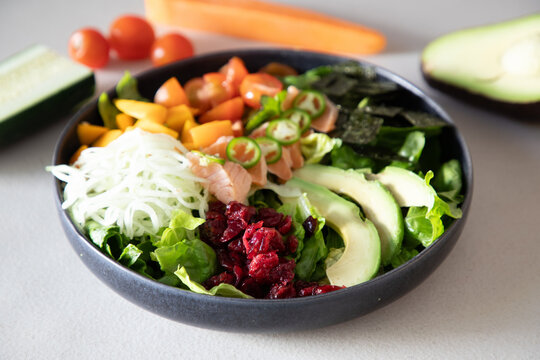 Ensalada con verduras y lactuca sativa, fresco sobre fondo blanco