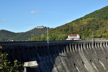 Edertalsperre an einem sonnigen Tag im Herbst