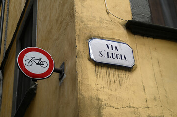 Panneau de la rue Santa Lucia et panneau de rue réservée aux vélos dans la ville de Lucques