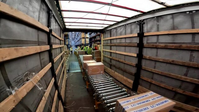 Truck Loading & Unloading Belt Conveyor. Boxes Loading and Unloading Conveyor System for warehouse.