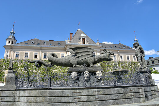 Klagenfurt, Lindwurm, Lindwurmbrunnen, Lindwurm, Vogelsang, Wappentier, Skulptur, monumental, Brunnen, Wahrzeichen, Drache, Fabelwesen, Schlangenwesen, Landeshauptstadt, K&auml;rnten, Mythologie, Sage, geh