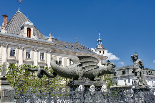 Klagenfurt, Lindwurm, Lindwurmbrunnen, Lindwurm, Vogelsang, Wappentier, Skulptur, monumental, Brunnen, Wahrzeichen, Drache, Fabelwesen, Schlangenwesen, Landeshauptstadt, K&auml;rnten, Mythologie, Sage, geh
