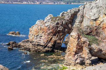 Fototapeta na wymiar Côte rocheuse à la Pointe de Dinan sur la presqu'île de Crozon. Finistère. Bretagne