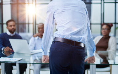 Obraz premium Young employee asking for advice from his helpful experienced colleagues in the office