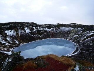 zugefrorerner see in einem vulkan grater krater norwegen lofoten island grönland