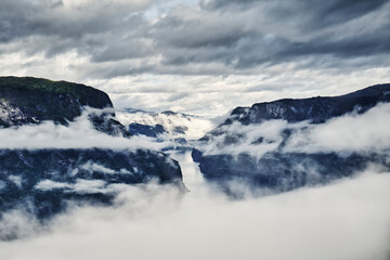 Aussicht auf Fjord in Norwegen mit Wolken und Nebel dramatisch und mystisches Licht - obrazy, fototapety, plakaty