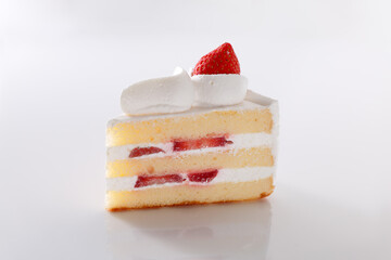 瑞々しいイチゴがのった美味しそうなショートケーキ