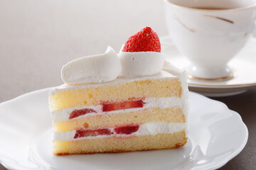 瑞々しいイチゴがのった美味しそうなショートケーキ
