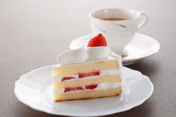 瑞々しいイチゴがのった美味しそうなショートケーキ