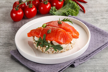 Crispy bread with salmon and cream cheese
