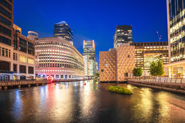 Obraz premium Canary Wharf financial district of London skyscrapers and canal evening view