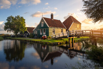 Historisches Dorf mit Holzhütten in den Niederlanden.-