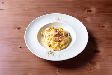 carbonara, uovo, guanciale, romano, pecorini, dop, pepe, nero, selezione, maricha, pasta, italia, legno, tavolo, grezzo, venature, marrone, piatto, bianco, inclinato, prospettiva, fresco, fatto, in, c