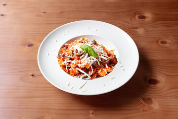 pasta, norma, passata, pomodoro, san, marzano, melanzane, fritte, ricotta, salata, e, basilico, italia, legno, tavolo, grezzo, venature, marrone, piatto, bianco, inclinato, prospettiva, fresco, fatto,