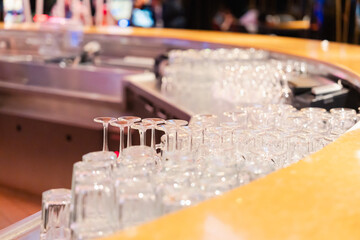 グラスが並ぶ素敵な雰囲気のバー
