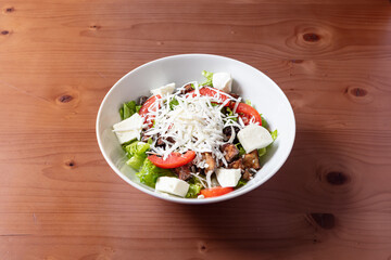 insalata, norma, melanzane, formaggio, pomodoro, fresco, italia, legno, tavolo, grezzo, venature, marrone, piatto, bianco, inclinato, prospettiva, fresco, fatto, in, casa, cucina, ristorante, asporto,