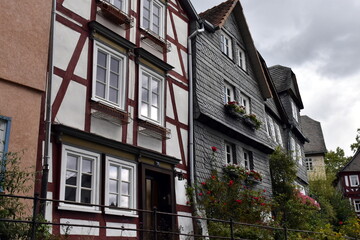 Malerische Häuser und Vorgärten in Marburg